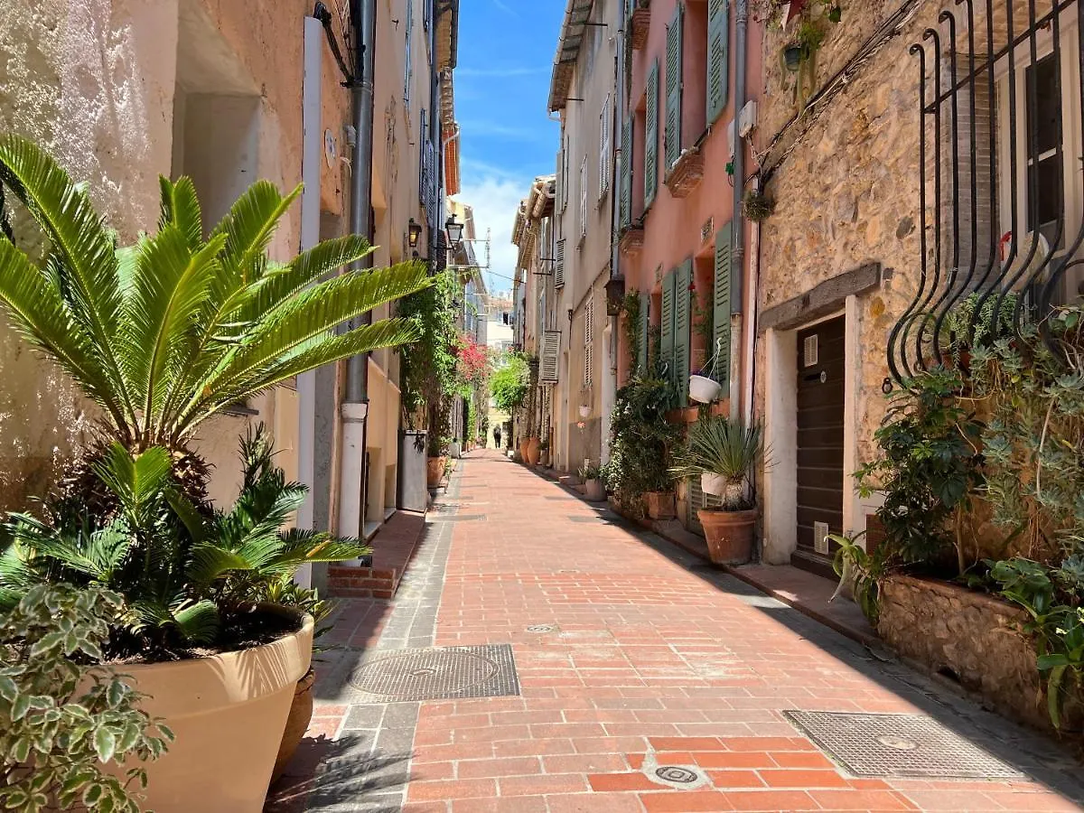 Bed and Breakfast Les Petits Volets 2 Antibes 0*,  Francia